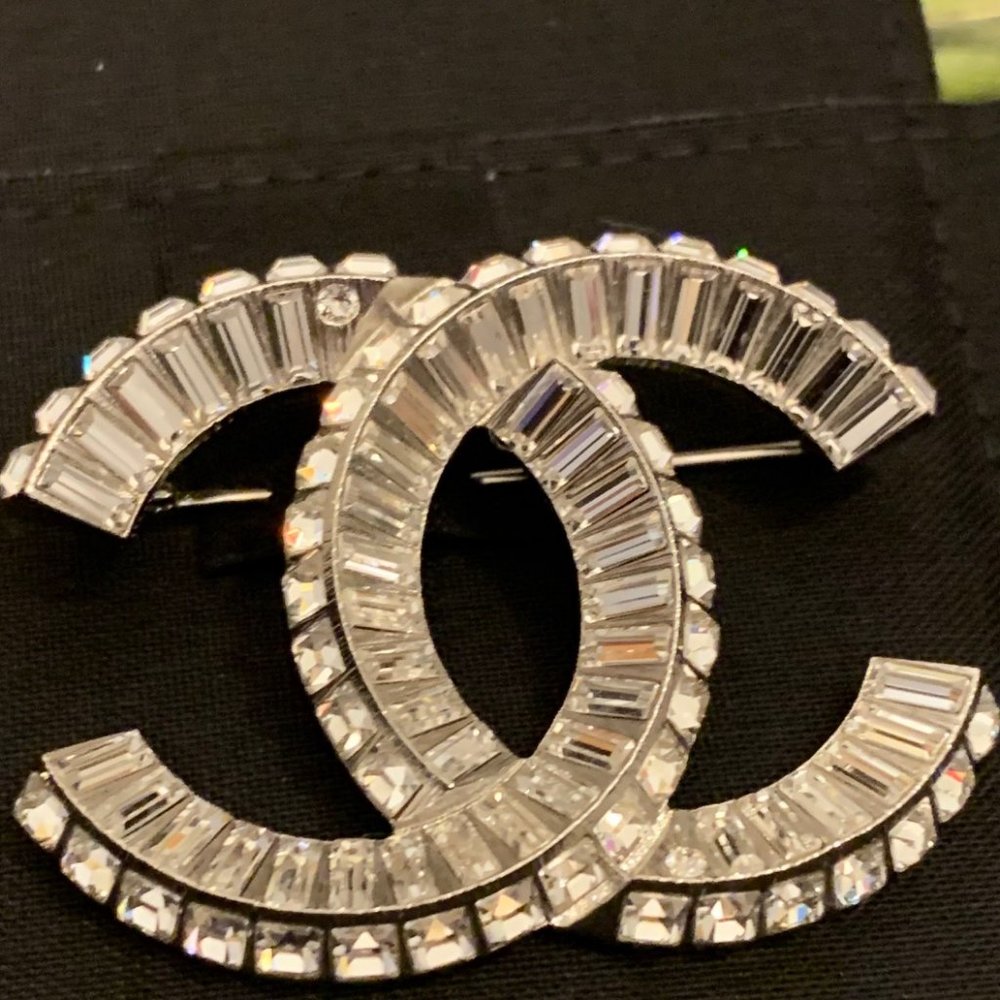 SOLD    CHANEL Baguette Crystal CC Brooch Silver